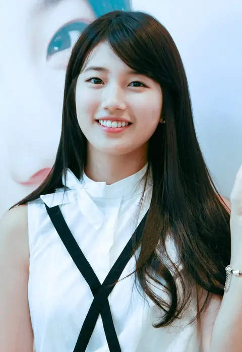 Suzy at a fansigning event for TN (Teen Nature), 29 July 2012 04.jpg