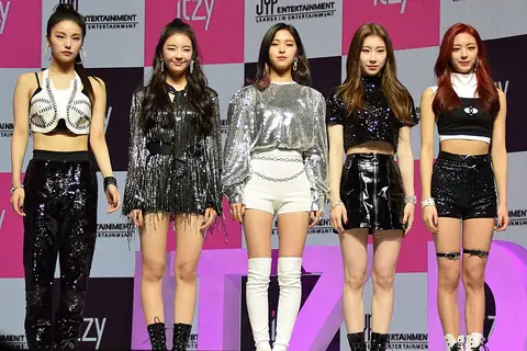 ITZY K-POP Debut SHOWCASE (cropped).jpg