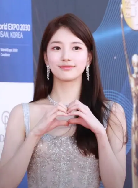 Bae Suzy 2nd Blue Dragon Series Awards 2.jpg