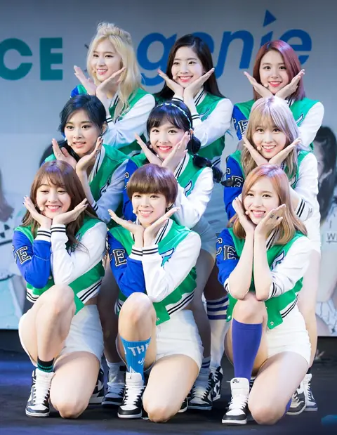 160507 Twice guerrilla concert.jpg