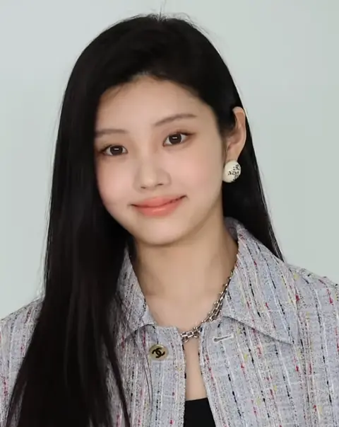 ILLIT WONHEE CHANEL Photo Call (cropped).png
