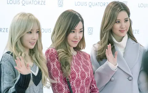 TaeTiSeo at a fan signing event for Louis Quatorze in November 2015 (2).jpg