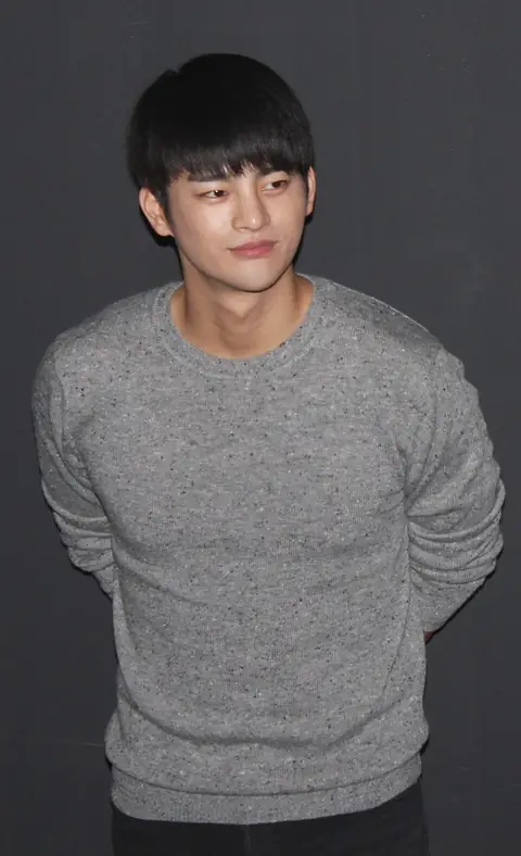 Seo In-guk at "No Breathing" stage greeting in Busan in November 2013 01.jpg