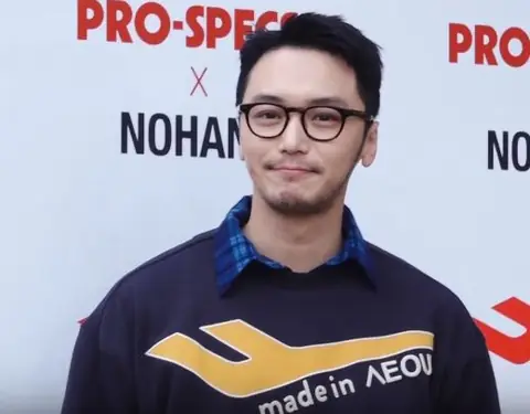 Byun Yo-han memakai kacamata dan berpose untuk kamera