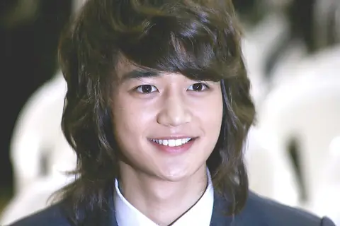 Choi Min-ho at his graduation ceremony at Konkuk University.jpg