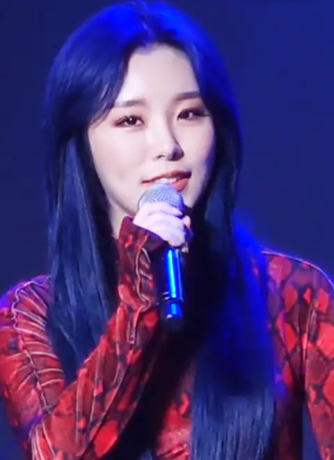 Jung Whee-in at a showcase on November 28, 2019.png