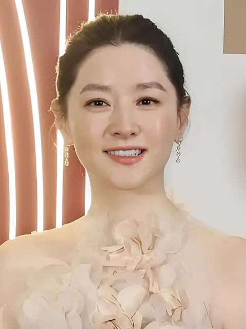 Lee Young-ae at the 17th Asian Film Awards in Hong Kong on March 10, 2024 (cropped).jpg