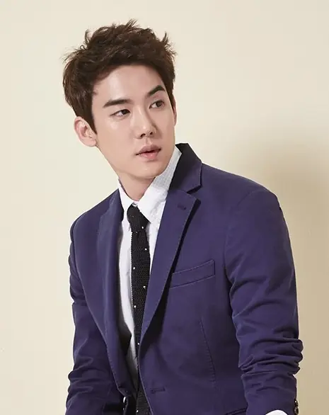 Yoo Yeon-seok - Bean Pole catalogue 2015 Spring-Summer 02 (cropped).jpg
