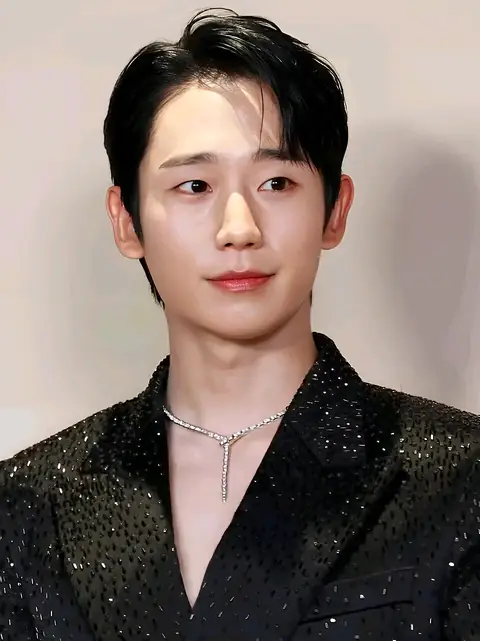 Jung Hae-in at Bvlgari event in March 2025 02.jpg