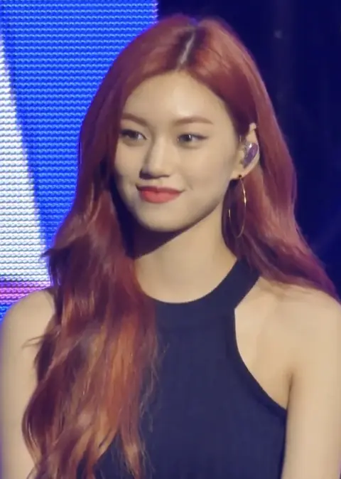 Doyeon weki meki 2019 3.jpg