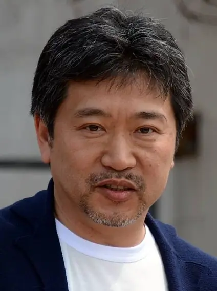 Film ini mendapat pujian dari seniman Jepang, termasuk Hirokazu Koreeda (kiri) dan Mamoru Hosoda (kanan).