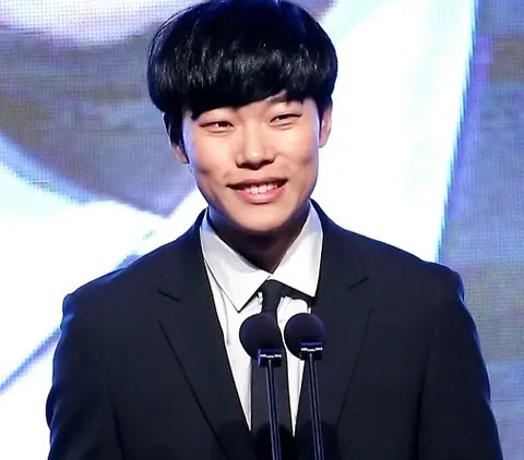 160225 류준열 맥스무비 최고 영화상 신인상 소감발표.jpg