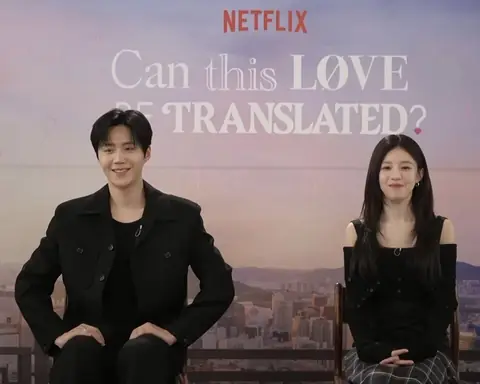 Kim Seon-ho di sebelah kiri dan Go Youn-jung di sebelah kanan sedang tersenyum