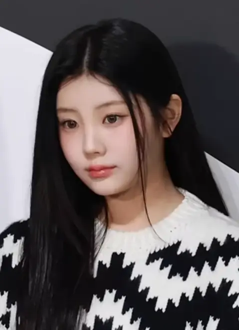 ILLIT Wonhee at Canada Goose Photo Call.png
