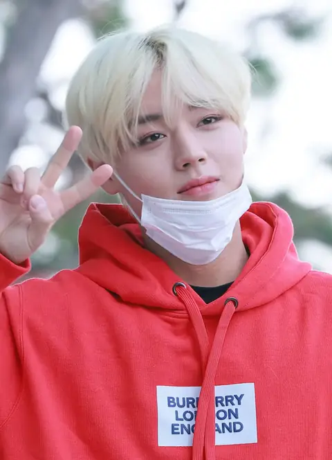 Park Ji-hoon going to a Show! Music Core recording on November 14, 2020.png