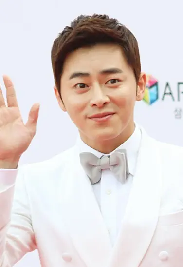 Jo Jung-suk on the red carpet of The Musical Awards, 3 June 2013 02.jpg