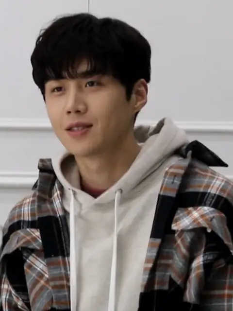 Kim as aspiring singer Cha Woo-shik in Welcome to Waikiki 2