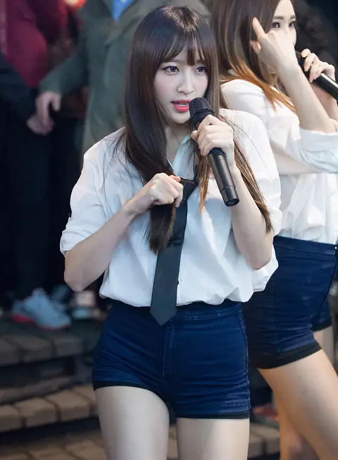 14.11.22 홍대 게릴라콘서트 EXID 하니.jpg