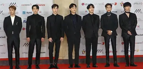 Got7 on the red carpet of 2018 Asia Artist Awards(AAA), 28 November 2018 03.jpg