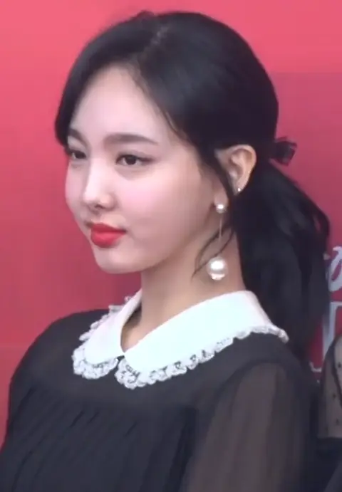 Im Na-yeon at Golden Disk Awards on January 5, 2019.png