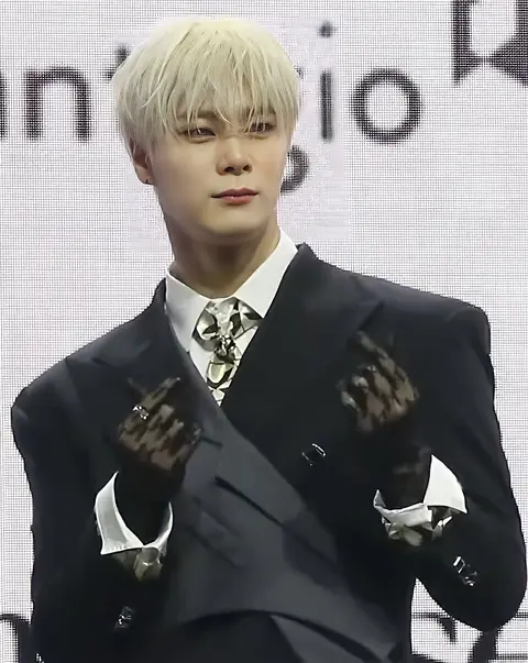 230104 MOONBIN & SANHA (문빈&산하) (cropped).jpg