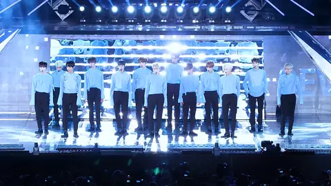 Seventeen performing Don't Wanna Cry at Dream Concert 2017 02.png