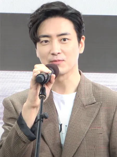 Lee Joon-hyuk in Oct 2019.jpg