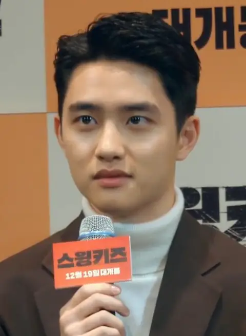 181112 도경수(디오) 포커스로 질문과 탭댄스 시연 영화 '스윙키즈' 제작보고회 직캠 영상 02.png