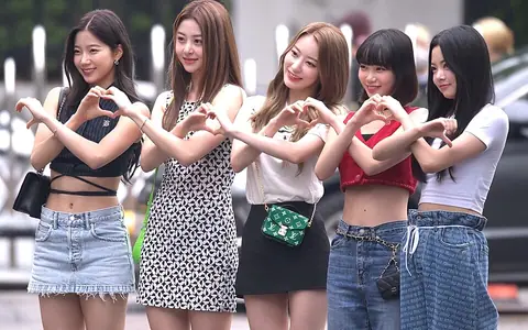 르세라핌 - 뮤직뱅크 출근길 직캠 MusicBank Fancam 220624.jpg