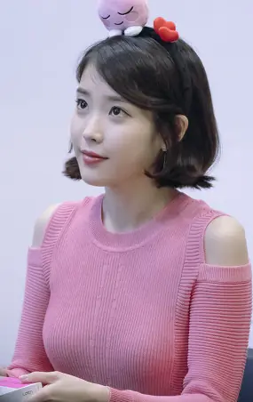 IU at a signing event at COEX on April 27, 2017 (4).jpg