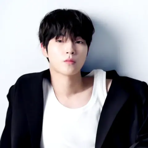 Hwang In-yeop for Marie Claire Korea 210430.png