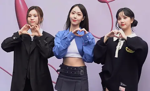 Viviz pada Maret 2023Dari kiri ke kanan: Umji, SinB, dan Eunha