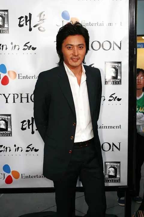 Jang Dong-gun standing.jpg