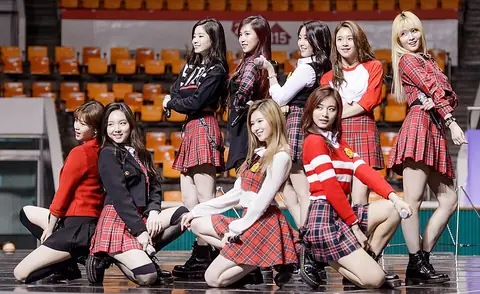 Twice performing at SAC 2016 02 (cropped).jpg