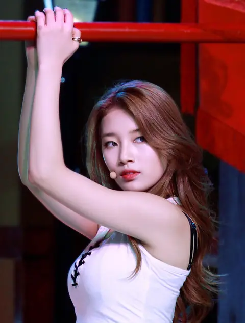 Suzy on 16 December 2013 03.jpg