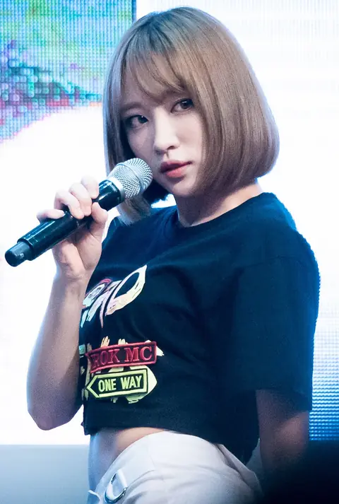 Hani performing at KBS Cool FM in July 2016 02.jpg
