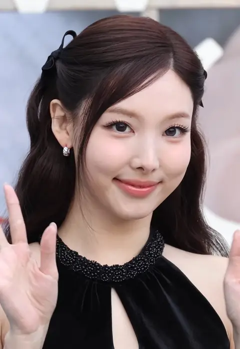 Nayeon 251120 1.jpg