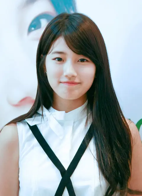 Suzy at a fansigning event for TN (Teen Nature), 29 July 2012 03.jpg