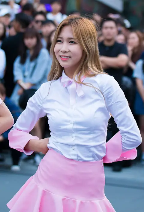 20160910 우주소녀 다영 신촌 게릴라 공연 (1).jpg