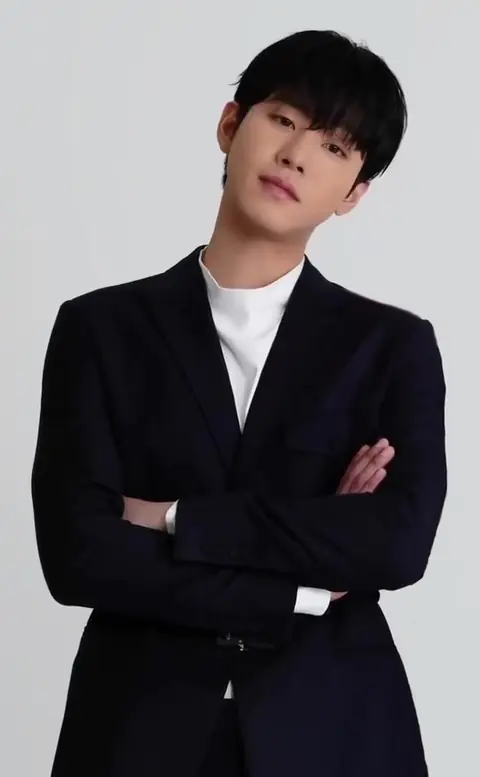 20220226 Ahn Hyo-seop 안효섭 Photoshoot for Marie Claire Korea (1).jpg