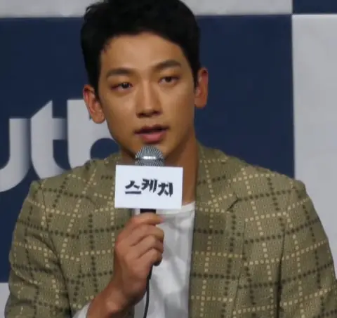 2018년 스케치 기자회견 때의 비.