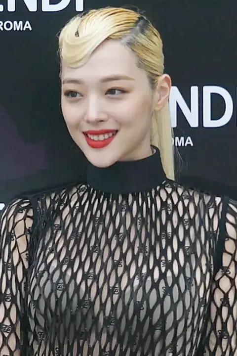 190903 설리 FENDI 2019 FW 컬렉션 팝업스토어 02.png