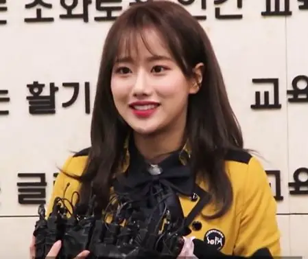 180208 에이프릴 이나은 서울공연예술고등학교 졸업식.jpg