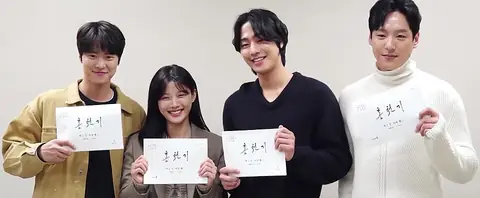 20201118 Lovers of the Red Sky (홍천기) Cast at Script Reading (2).jpg