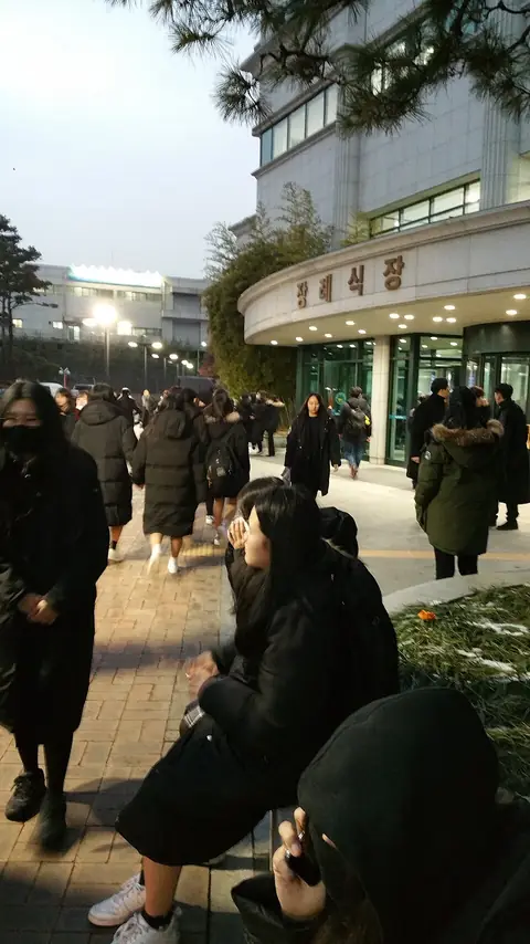 Kim Jonghyun funeral day two - 2.jpg