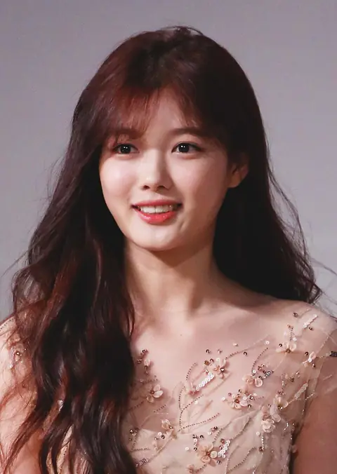 Kim Yoo-jung Hong Kong MAMA red carpet, 2 December 2016.jpg