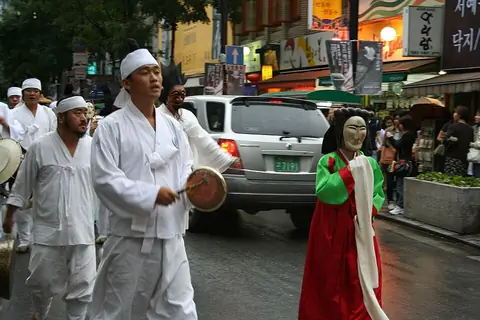 Korea-Seoul-Insadong-Festival parade in 2006-01.jpg