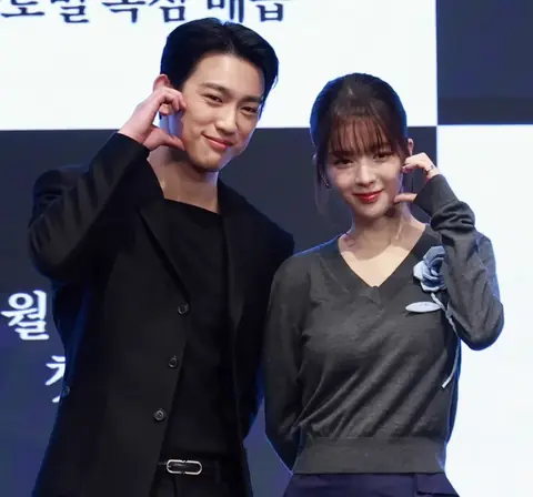 Park Jin-young and Roh Jeong-eui at "The Witch" press conference, 11 February 2025 04.png