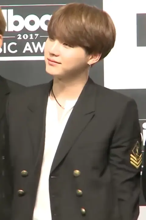 170529 Suga at a press conference for the BBMAs (1).png