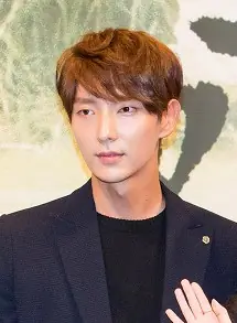 Lee Jun-ki at "Moon Lovers - Scarlet Heart Ryeo" press conference, 24 August 2016 02.jpg